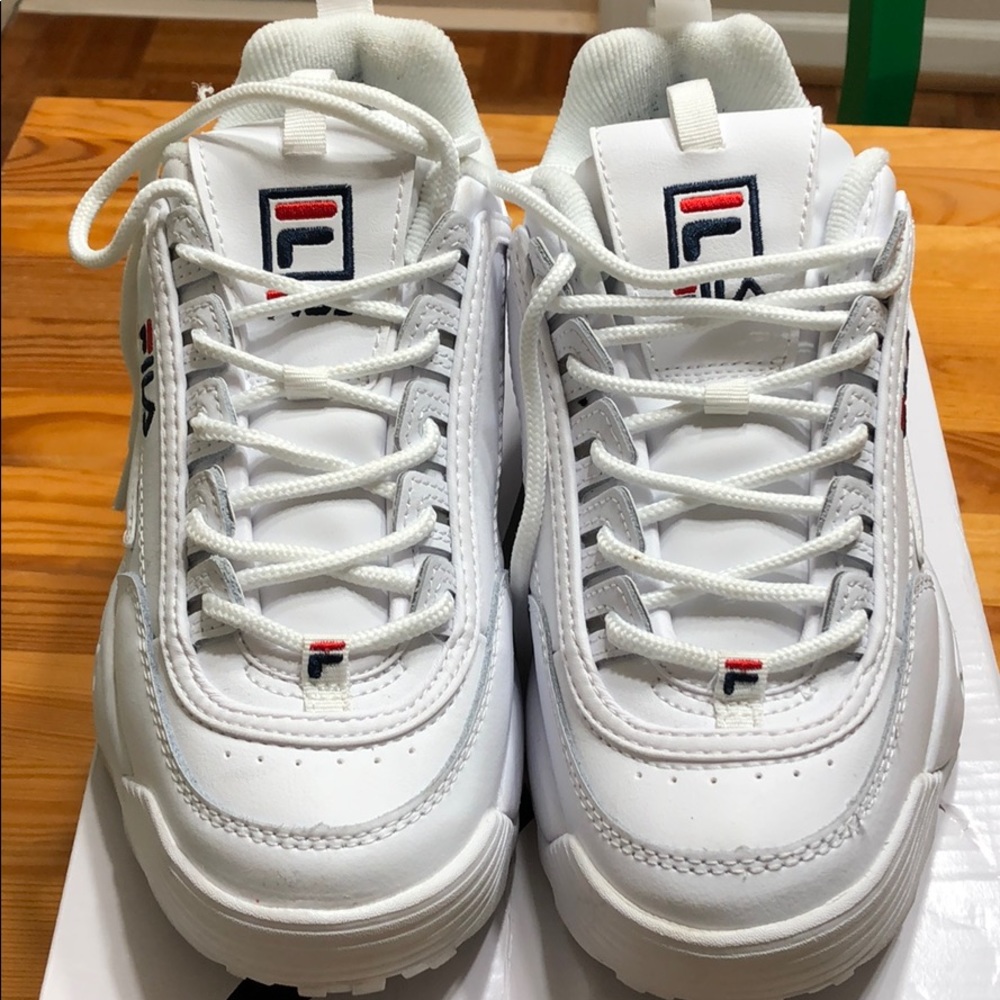 White gymshoes